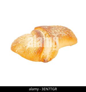Süßes gebackenes Brötchen mit Hüttenkäse-Füllung isoliert auf weißem Hintergrund, Nahaufnahme Bäckerei Produkt. Stockfoto