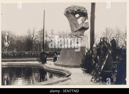 Am 14. November 1926 wurde auf einem Foto die Einweihung des Chopin-Denkmals in Warschau dokumentiert. Das Bild dokumentiert die öffentliche Zeremonie im Zusammenhang mit der Enthüllung und dem Gedenken an Frédéric Chopin. Stockfoto