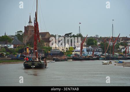 Ein atmosphärisches Weitwinkelfoto, das das Heck (hinten) eines historischen Schiffs der Themse auf dem Rückweg in Richtung des historischen Hythe Quay festnimmt Stockfoto