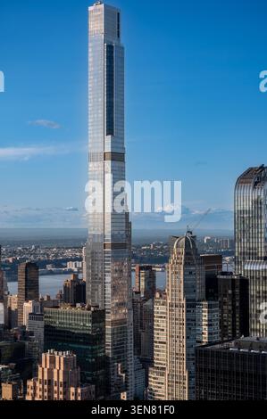 New york, usa, 22. august 2024. Der Steinway Tower - 111 West 57th Street - erhebt sich an einem klaren blauen Tag über der Skyline von Midtown manhattan, der legendäre Superhimmel Stockfoto