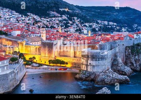 Dubrovnik, Kroatien, alte Stadtmauer bei Sonnenaufgang. Stockfoto