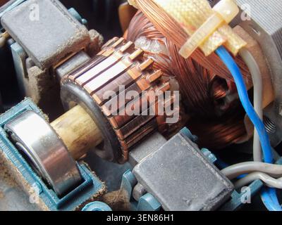 Reparatur des Bürstenelektromotors. Das Gerät der Sammelbürstenbaugruppe des Elektromotors. Rotor, Kollektor, Bürsten Rotor von einem elektrischen Stockfoto