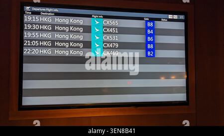 Nahaufnahme eines Abflugtafels in Taipeh, der mehrere Abendflüge nach Hongkong und Flüge nach Cathay Pacific auf dem Bildschirm zeigt Stockfoto