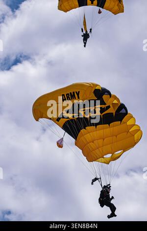 Wings Over Cannon 2026 6-5-2026 Clovis, NM US Army Golden Knights bringt die US-Flagge ein, um die Wings Over Cannon Air Show in Cannon AFB ne zu eröffnen Stockfoto
