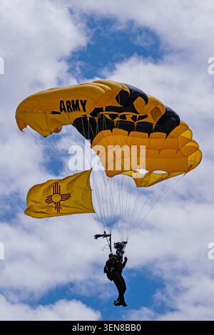 Wings Over Cannon 2026 6-5-2026 Clovis, NM US Army Golden Knights bringt die US-Flagge ein, um die Wings Over Cannon Air Show in Cannon AFB ne zu eröffnen Stockfoto