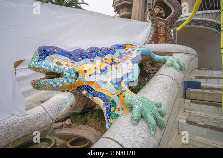 BARCELONA, SPANIEN - 19. MÄRZ 2025: Die ikonische Skulptur der farbenfrohen Mosaikechsen, entworfen von Antoni Gaudi, am Eingang des Park Güell in Barcelona, Stockfoto