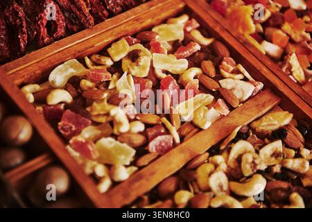 Eine Auswahl an Nüssen und getrockneten Früchten, die zusammen verpackt sind, mit sichtbaren Zutaten wie Mandeln, Cashewnüssen und verschiedenen zähen roten Früchten Stockfoto