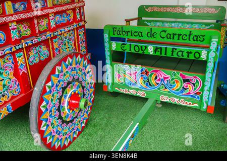 Sarchi Costa Rica, Fabrica de Carretas Eloy Alfaro, Alfaro Castro Hermanos Carretas, handgefertigte, bemalte Ochsenwagen, Werkstattführung, farbenfroher Wagen, Traditiona Stockfoto