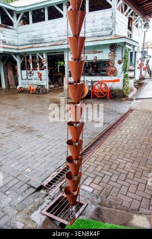 Sarchi Costa Rica, Fabrica de Carretas Eloy Alfaro, Alfaro Castro Hermanos Carretas, handgefertigte, bemalte Ochsenwagen, Werkstattführung, Regenkette, Wasserabfluss Stockfoto
