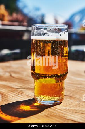 Blasses Lager in einem klassischen Glas draußen Stockfoto