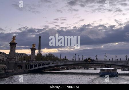 Malerischer abendlicher Blick auf Pont Alexandre III und den Eiffelturm mit einem Touristenboot auf der seine. Mai 2026. Paris, Frankreich Stockfoto
