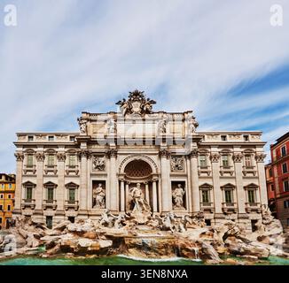 Trevi-Brunnen (Fontana di Trevi), entworfen von dem Barockarchitekten Nicola Salvi und fertiggestellt 1762, im Trevi-Viertel von Rom, Italien, Euro Stockfoto