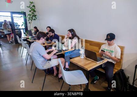 Phoenix Arizona, Café-Bar, Coworking Space, hispanischer Mann, asiatischer Mann, Frauen, junge Erwachsene, Kunden, Laptop-Computer benutzen, Remote arbeiten, Mob Stockfoto