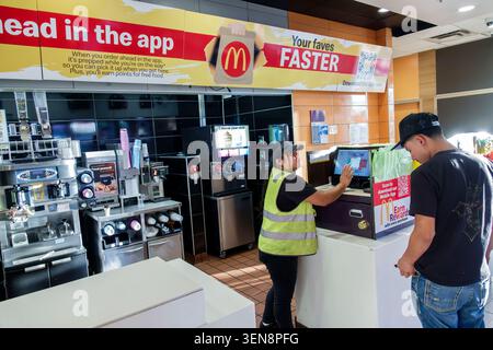 Phoenix Arizona, McDonalds Restaurant, Fast-Food-Einrichtung, hispanische Frau, weibliche Angestellte, Erwachsene Arbeiter, Kundenservice, Self-Service-Kiosk, junger Mann, männlich Stockfoto