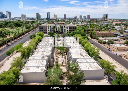 Phoenix Arizona, Crystal Point, Blick aus der Luft, Wohnkomplex, Innenhof, Poolbereich, Wohngemeinde, Apartmenthäuser, Palmen, landschaftlich gestaltetes Grou Stockfoto