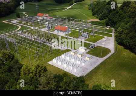 BESS, das in einem elektrischen Unterwerk installiert ist, integriert erneuerbare Energien. Der Standort zeigt die Batterieeinheiten und die Stromverteilungsinfrastruktur. Stockfoto