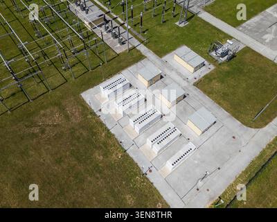 Luftaufnahme von BESS – Energiespeichersystem für Batterien, integriert in eine elektrische Umspannstation mit Schwerpunkt auf erneuerbare Energien. Stockfoto