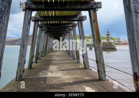 Blick unter Whitby East Pier, England Stockfoto