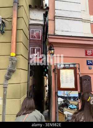Schmalste Straße in Prag mit Fußgängerampel an der Vinarna Certovka Passage. Mai 2026. Prag, Tschechische Republik Stockfoto