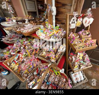 Traditionell dekorierte Lebkuchenkekse zum Verkauf in einem Souvenirladen in Prag. Mai 2026. Prag, Tschechische Republik Stockfoto