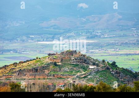 Malerischer Blick auf die antike griechische Stadt Tlos in Lycia auf dem lykischen Weg. Berühmte historische Stätte in der Region Antalya. Beliebter Ort für Familienreisen Stockfoto