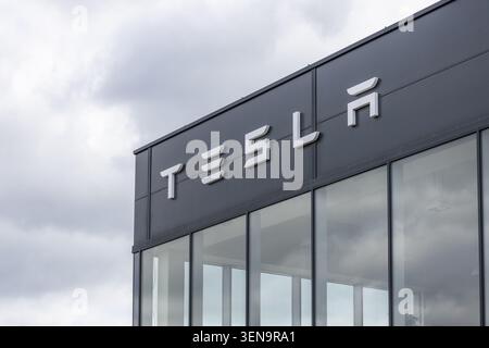 Tesla Elektrofahrzeug Ausstellungsraum außen und Firmenschilder. Vilnius, Litauen, 1. Mai 2026 Stockfoto