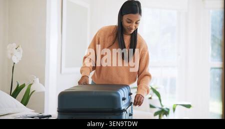 Close, Koffer oder Frau mit Lächeln im Schlafzimmer, Reisevorbereitung oder internationale Reise für Urlaub. Zuhause, Vorbereitung und Person mit Organisation Stockfoto