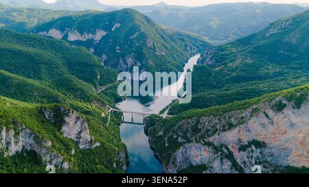 Panoramablick über die Drohne auf den Drina River Canyon mit einer Brücke, die zwischen Berglandschaften führt Stockfoto