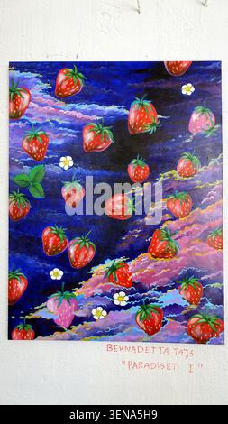 Stockholm, Schweden, 17. Mai 2026. Ein lebendiges, surreales Gemälde von schwimmenden Erdbeeren, die durch bunte, traumhafte Wolken treiben. Verspielter Pop-Art-Stil Stockfoto