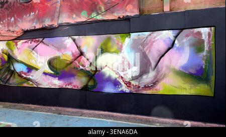 Stockholm, Schweden, 17. Mai 2026. Ein farbenfrohes abstraktes Street Art Wandgemälde an einer Stadtmauer mit malerischen Graffiti-Strichen, weichen Pastellfarben und La Stockfoto