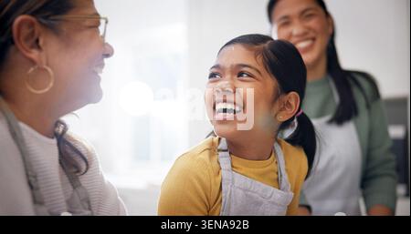 Glücklich, backen und Kind mit Oma und Mutter in der Küche zum Lernen, zur Entwicklung oder zum Binden. Lachen, Mehl und Mädchen mit Mutter und Seniorin Stockfoto