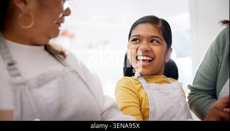 Glücklich, backen und Kind mit Oma und Mutter in der Küche zum Lernen, zur Entwicklung oder zum Binden. Lächeln, Wachstum und Mädchen Kind mit Mutter und Seniorin Stockfoto