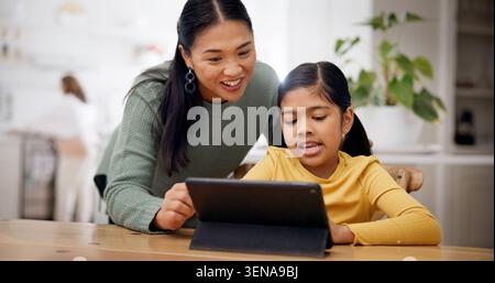 Tablet, Lesen und Mutter mit Kind für e-learning, Online-Unterricht oder Lernen zu Hause. Digitale Technologie, Schüler und Mutter helfen Mädchen für Stockfoto