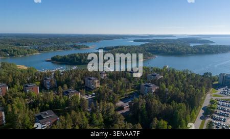 Blick auf die von Kiefernwäldern und dem Meer umgebenen Wohnhäuser von Uusikaupunki aus der Vogelperspektive Stockfoto