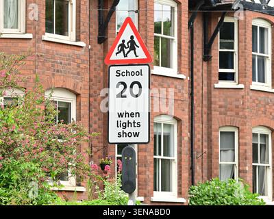 Warnschild für Schulzone mit 20 Grenzwerten, wenn leuchtet Stockfoto