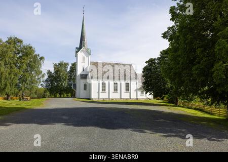 Ytteroy Kirche. Eine kleine traditionelle weiße Holzkirche auf der Insel Ytteroy, Trondheimsfjord, Norwegen Stockfoto