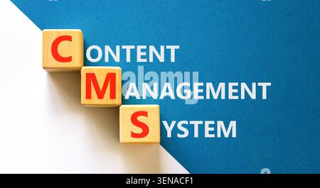 Symbol für CMS-Content-Management-System. Concept Words CMS Content Management System auf schönen Holzwürfeln. Schöner weißer Hintergrund. Business CMS Stockfoto