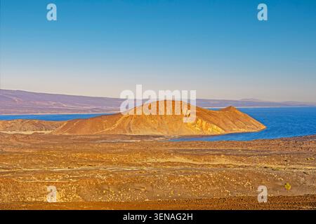 Teufelsinsel in Lac du Goubet, Dschibuti - vulkanischer Kegel, der aus türkisfarbenem Wasser in der Nähe des Golfs von Ghoubbet-Al Kharab entspringt Stockfoto
