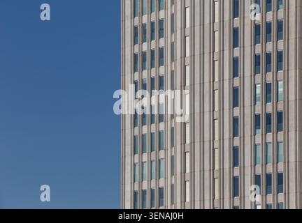 Moderne Fassade des Büroturms vor klarem blauem Himmel mit Kopierraum Stockfoto