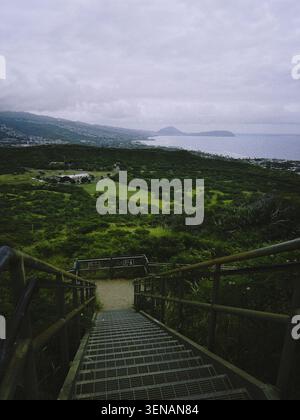 Satte grüne Bergrücken der Ko'olau-Bergkette auf der windzugewandten Seite von Oahu, Hawaii, USA. Stockfoto