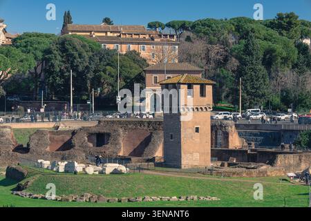 Rom, Italien - 15. Februar 2026: Der mittelalterliche Torre della Moletta steht inmitten von antiken Ruinen Stockfoto