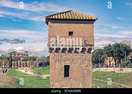 Rom, Italien - 15. Februar 2026: Mittelalterlicher Torre della Moletta-Turm im Circus Maximus Stockfoto