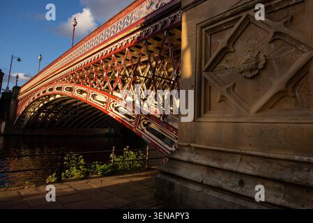 Crown Point Bridge, über den Fluss Aire, Leeds, West Yorkshire, England, Großbritannien Stockfoto