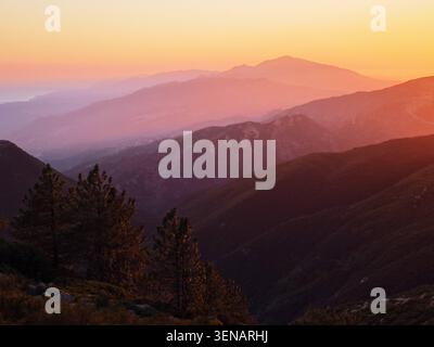 Sonnenuntergangslicht über den Bergen und der Küste von Santa Barbara, Kalifornien, USA. Stockfoto