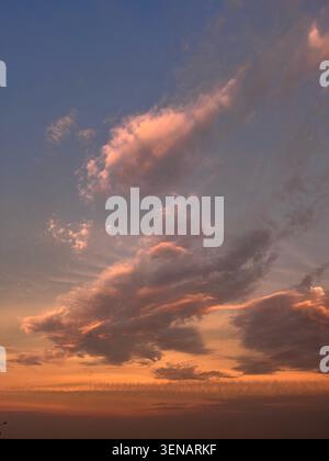 Sonnenuntergangslicht über den Bergen und der Küste von Santa Barbara, Kalifornien, USA. Stockfoto