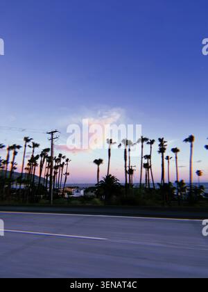 Sonnenuntergangslicht über den Bergen und der Küste von Santa Barbara, Kalifornien, USA. Stockfoto