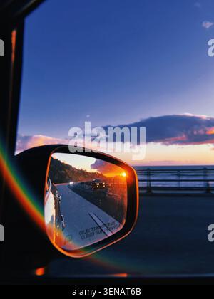 Sonnenuntergangslicht über den Bergen und der Küste von Santa Barbara, Kalifornien, USA. Stockfoto