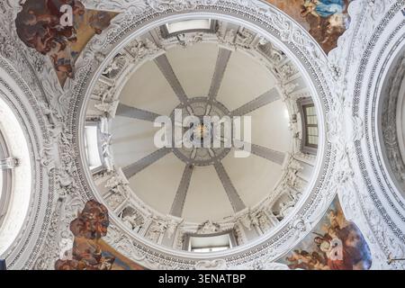 Verzierte Kuppeldecke in der Kathedrale von Vilnius. Vilnius, Litauen, 1. Mai 2026 Stockfoto