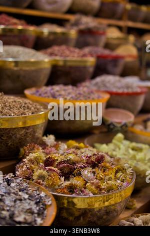 Bunte Auswahl an getrockneten Blumen und pflanzlichen Zutaten in Schüsseln auf einem traditionellen Markt. Konzept von Kräutertee, Aromatherapie, Wellne Stockfoto