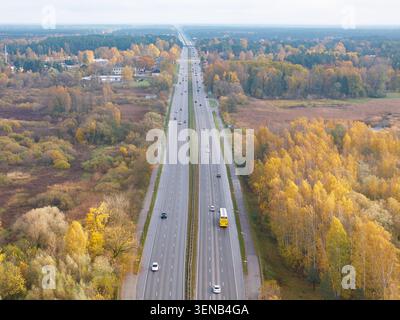 Autobahn A2 zwischen Riga, Sigulda und der estnischen Grenze im Herbst, Drohnenansicht des wichtigsten Verkehrskorridors in Lettland Stockfoto